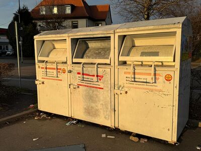 Altkleidercontainer am Parkplatz EDEKA und ALDI